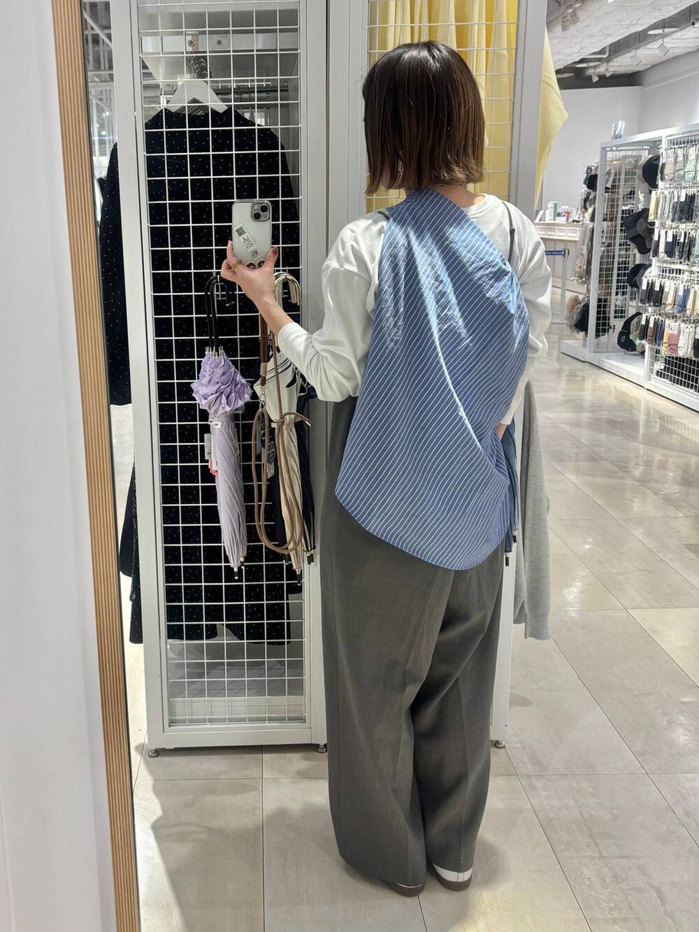 「体型カバー、着痩せ・細見え、カジュアル、ママコーデ、冬コーデ、骨格ウェーブ、ベーシック/シンプル、GLOBAL WORK、シンプルコーデ、大人カジュアル」｜「GLOBAL WORKのMATINEE LINE/お手入れらくらくSET UPオールインワン/140470（サロペット/オーバーオール、グレー系）」を使った、しらがさん（レディース・158cm）の春コーディネートの2枚目の写真
