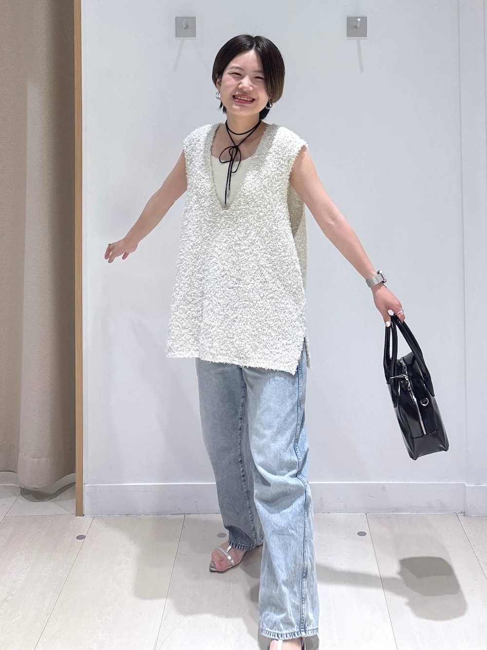 「体型カバー、着痩せ・細見え、カジュアル、ママコーデ、冬コーデ、骨格ウェーブ、ベーシック/シンプル、GLOBAL WORK、シンプルコーデ、大人カジュアル」｜「GLOBAL WORKのGOODデニムバギーパンツ/118365（デニムパンツ、ブルー系）」を使った、しらがさん（レディース・158cm）の夏コーディネートの7枚目の写真