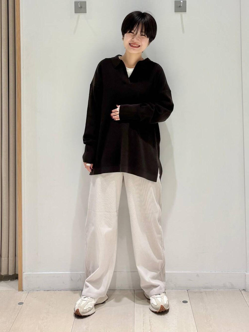 ブラウン系のカーディガン/ボレロ、グレー系のその他パンツ、ブラック系のTシャツ/カットソーを着用したレディースの秋コーディネートの5枚目の写真