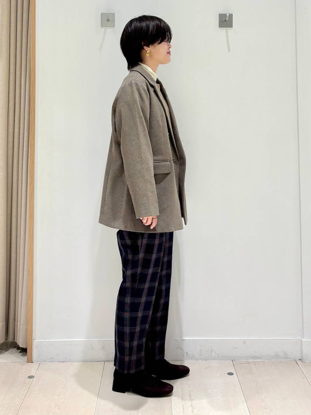 ブルー系のその他パンツ、ホワイト系のTシャツ/カットソー、イエロー系のカーディガン/ボレロを着用したレディースの冬コーディネートの2枚目の写真