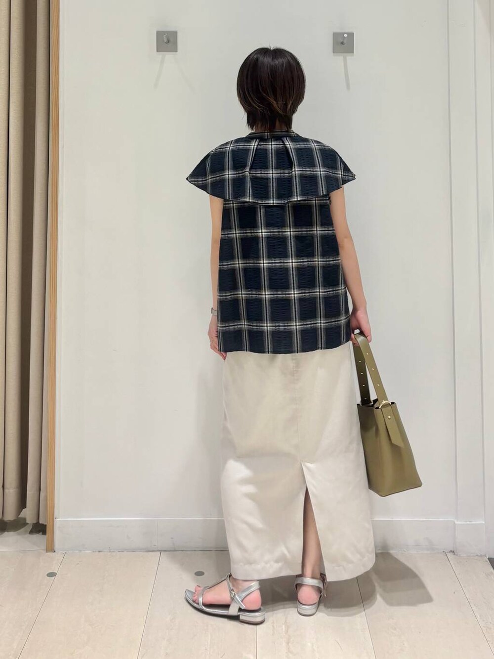「体型カバー、着痩せ・細見え、カジュアル、ママコーデ、骨格ウェーブ、ベーシック/シンプル、GLOBAL WORK、シンプルコーデ、大人カジュアル」｜「GLOBAL WORKのスペ軽5WAYショルダー/253022（ショルダーバッグ、グリーン系）」を使った、しらがさん（レディース・159cm）の夏コーディネートの4枚目の写真