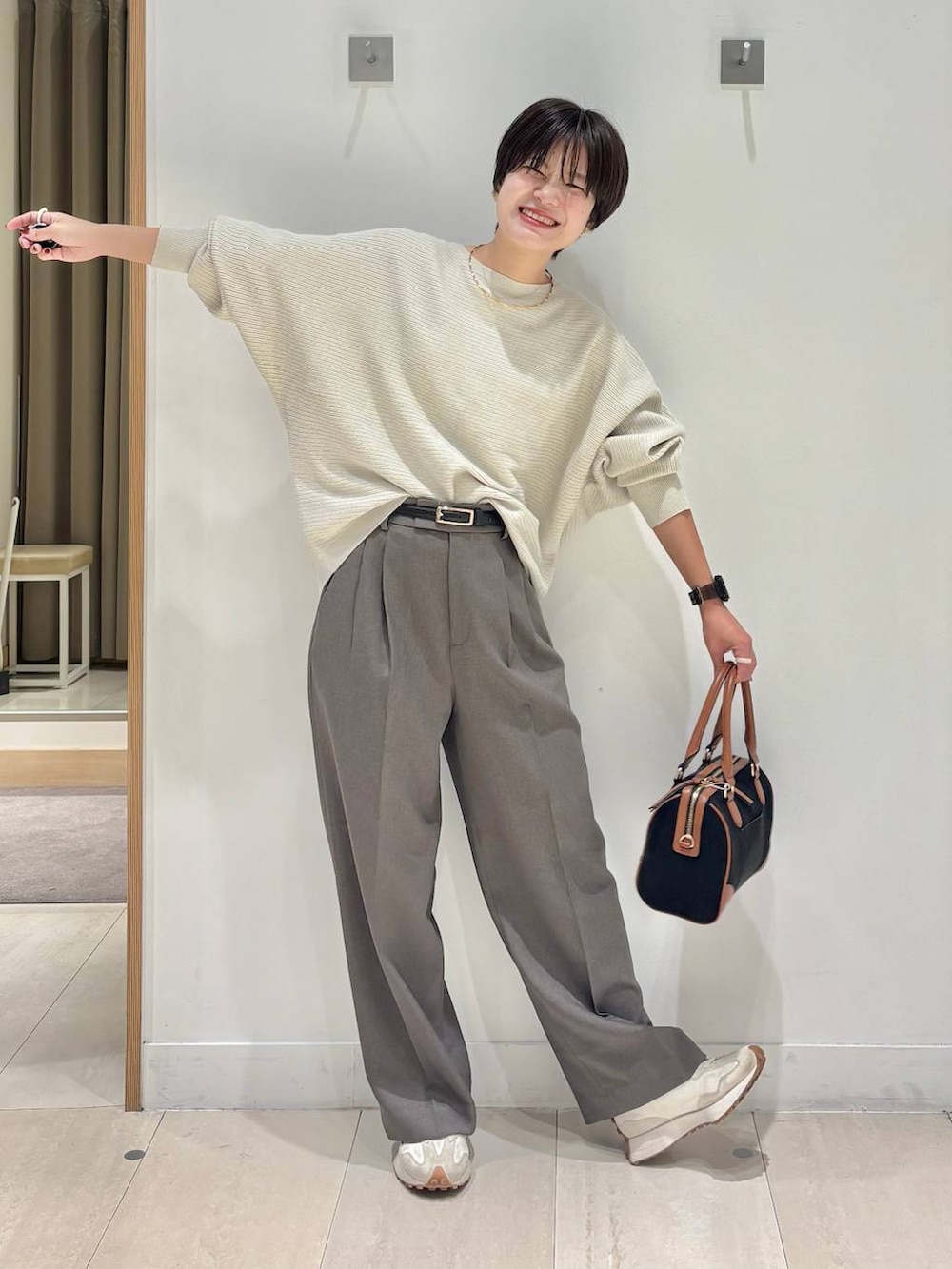 ブラウン系のその他パンツ、グレー系のニット/セーター、ブラック系のボストンバッグを着用したレディースの秋コーディネートの5枚目の写真