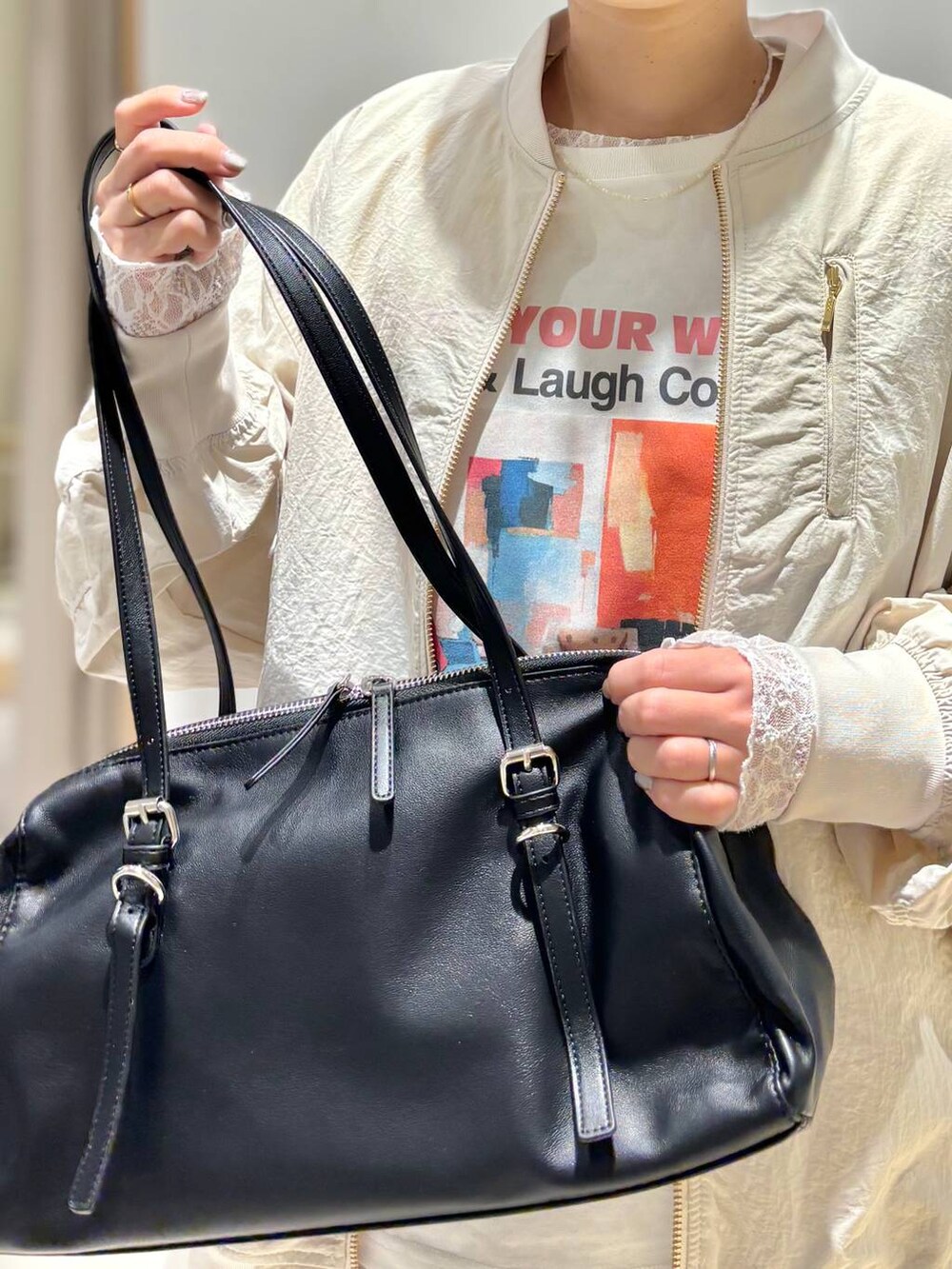 ホワイト系のTシャツ/カットソー、ベージュ系のブルゾン、ブラウン系のスカートを着用したレディースの春コーディネートの2枚目の写真