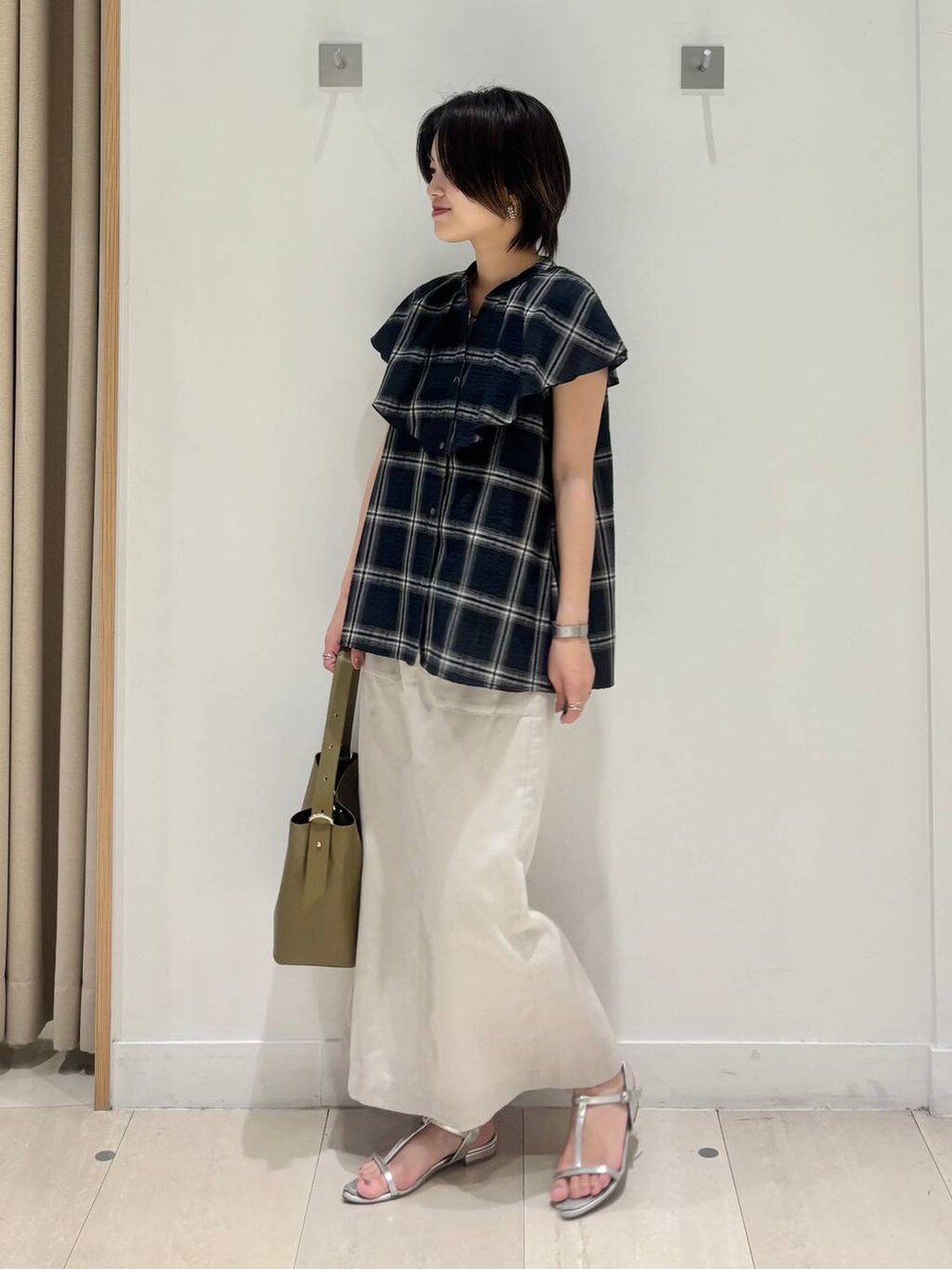 「体型カバー、着痩せ・細見え、カジュアル、ママコーデ、骨格ウェーブ、ベーシック/シンプル、GLOBAL WORK、シンプルコーデ、大人カジュアル」｜「GLOBAL WORKのスペ軽5WAYショルダー/253022（ショルダーバッグ、グリーン系）」を使った、しらがさん（レディース・159cm）の夏コーディネートの3枚目の写真