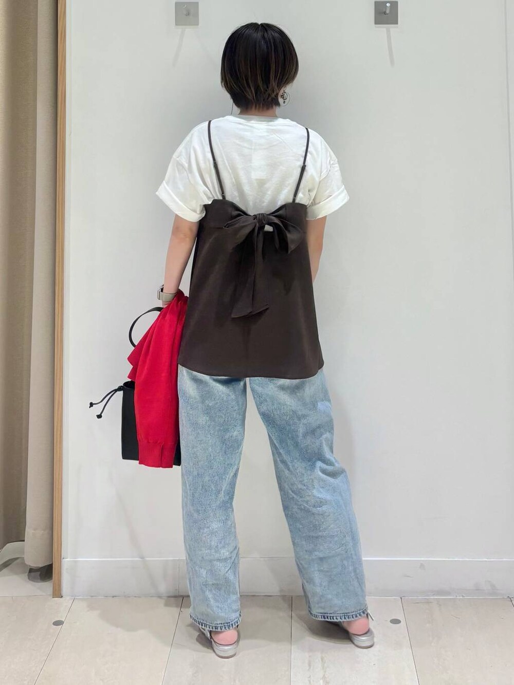 「体型カバー、着痩せ・細見え、カジュアル、ママコーデ、冬コーデ、骨格ウェーブ、ベーシック/シンプル、GLOBAL WORK、シンプルコーデ、大人カジュアル」｜「GLOBAL WORKのGOODデニムバギーパンツ/118365（デニムパンツ、ブルー系）」を使った、しらがさん（レディース・158cm）の夏コーディネートの4枚目の写真