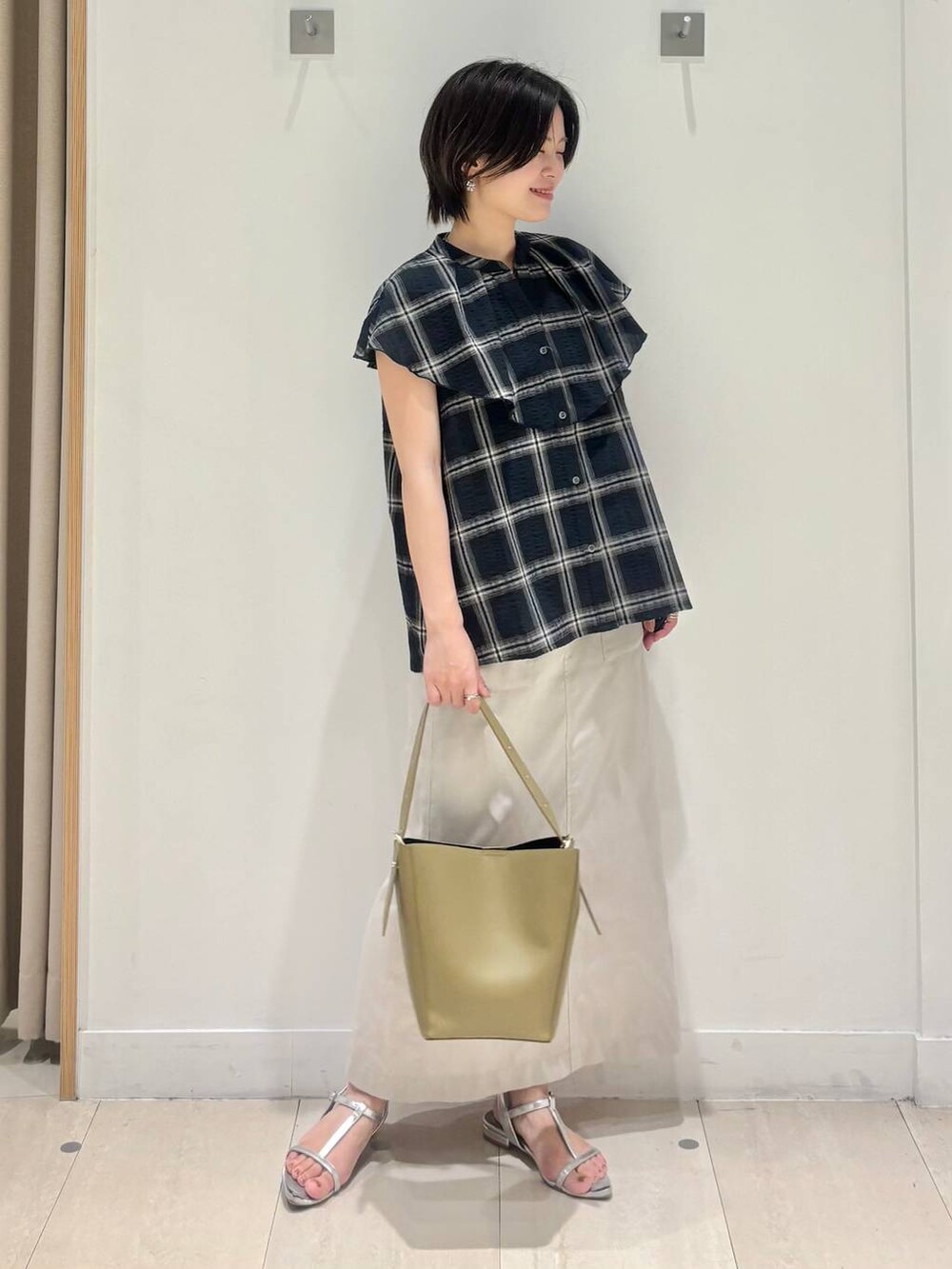 「体型カバー、着痩せ・細見え、カジュアル、ママコーデ、骨格ウェーブ、ベーシック/シンプル、GLOBAL WORK、シンプルコーデ、大人カジュアル」｜「GLOBAL WORKのスペ軽5WAYショルダー/253022（ショルダーバッグ、グリーン系）」を使った、しらがさん（レディース・159cm）の夏コーディネートの6枚目の写真
