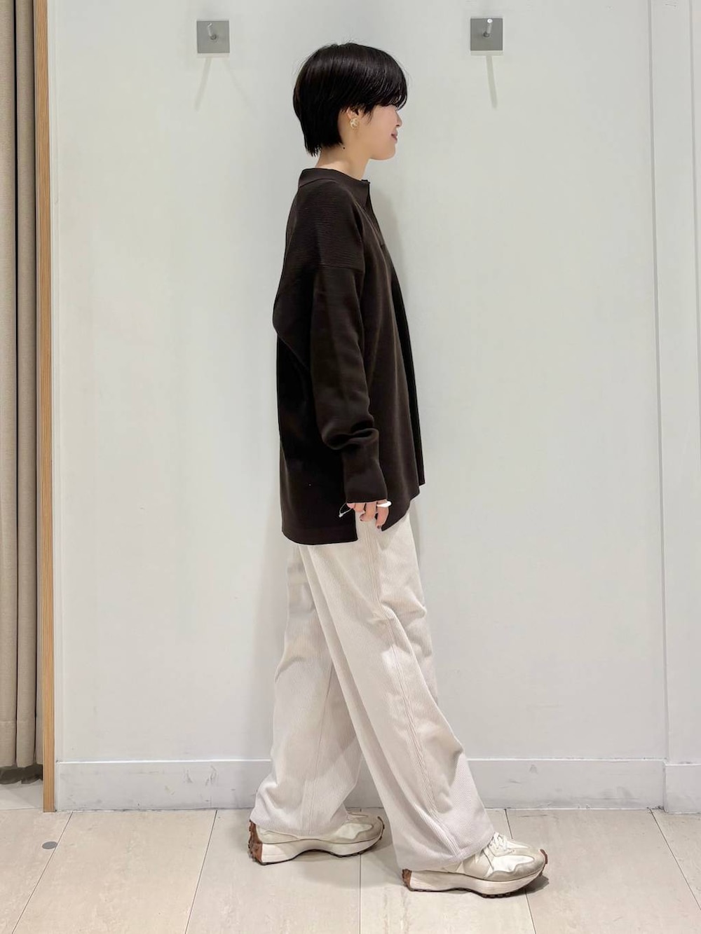 ブラウン系のカーディガン/ボレロ、グレー系のその他パンツ、ブラック系のTシャツ/カットソーを着用したレディースの秋コーディネートの4枚目の写真