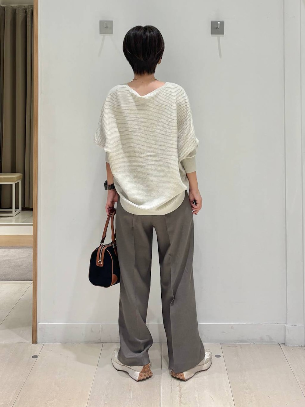 ブラウン系のその他パンツ、グレー系のニット/セーター、ブラック系のボストンバッグを着用したレディースの秋コーディネートの3枚目の写真