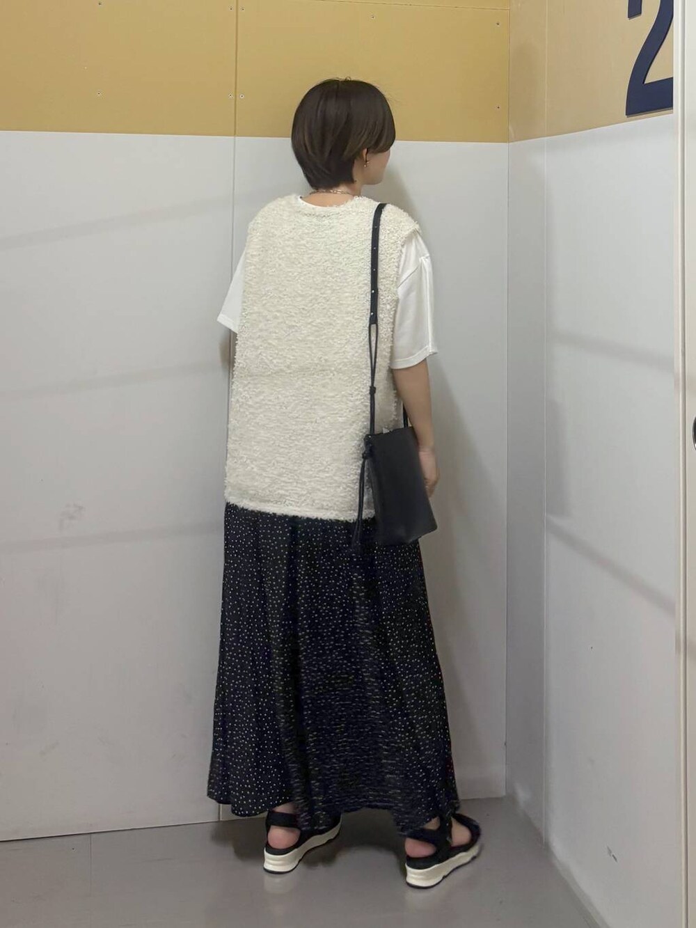 「シンプルコーデ、体型カバー、着痩せ・細見え、カジュアル、ママコーデ、冬コーデ、骨格ウェーブ、ベーシック/シンプル、GLOBAL WORK、大人カジュアル」|「GLOBAL WORKのさらさらリラックスフレアワイドパンツ/147675(その他パンツ、ブラック系)」を使った、しらがさん(レディース・158cm)の春コーディネートの3枚目の写真