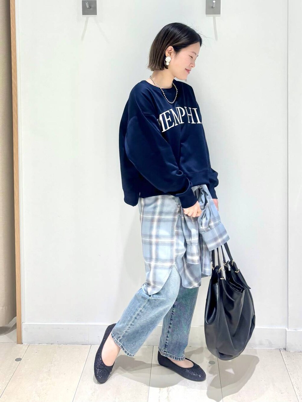 「体型カバー、着痩せ・細見え、カジュアル、ママコーデ、冬コーデ、骨格ウェーブ、ベーシック/シンプル、GLOBAL WORK、シンプルコーデ、大人カジュアル」|「GLOBAL WORKのらくっション撥水バレエ/135873(バレエシューズ、ブラック系)」を使った、しらがさん(レディース・158cm)の春コーディネートの4枚目の写真