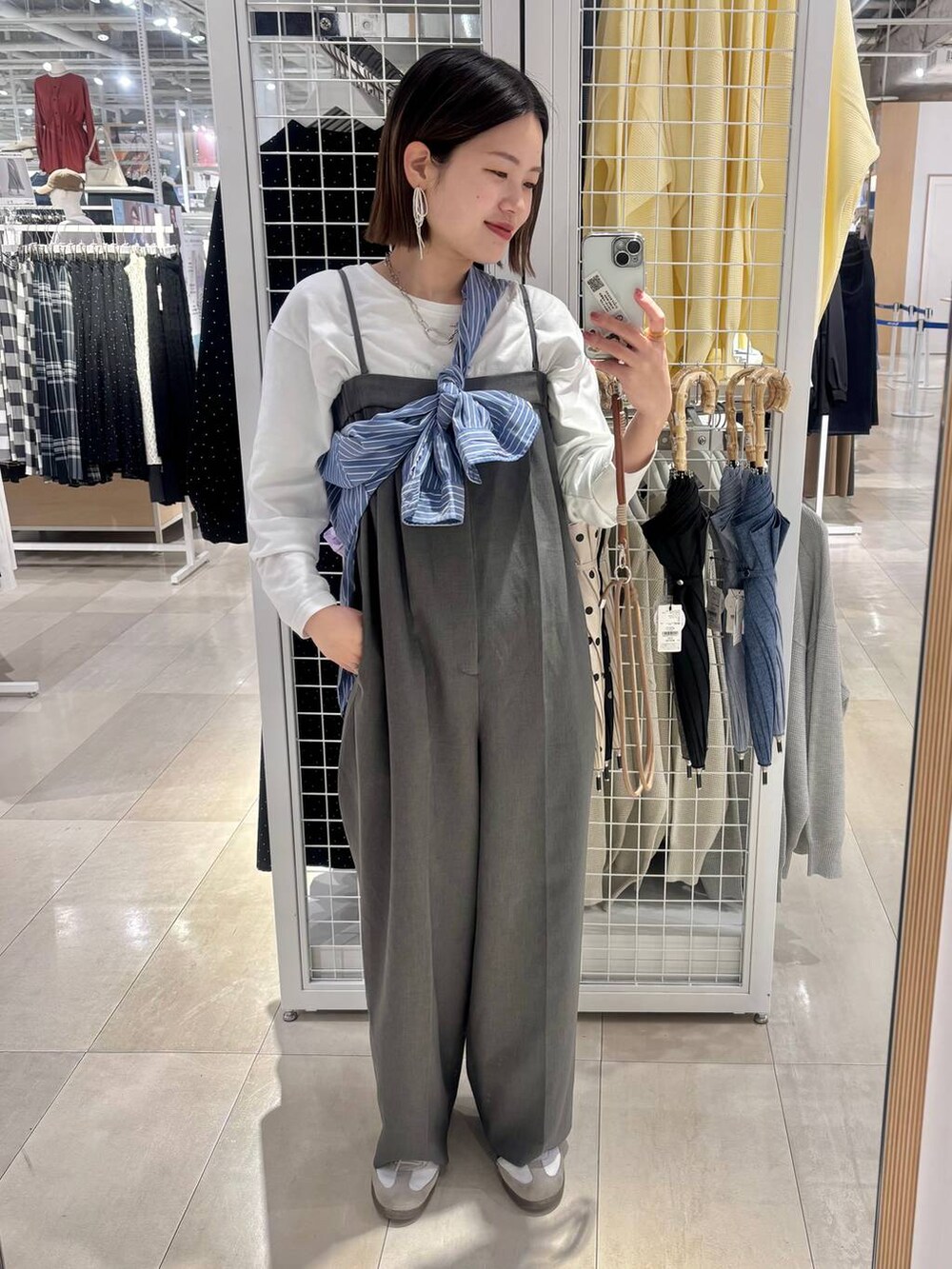 「体型カバー、着痩せ・細見え、カジュアル、ママコーデ、冬コーデ、骨格ウェーブ、ベーシック/シンプル、GLOBAL WORK、シンプルコーデ、大人カジュアル」｜「GLOBAL WORKのMATINEE LINE/お手入れらくらくSET UPオールインワン/140470（サロペット/オーバーオール、グレー系）」を使った、しらがさん（レディース・158cm）の春コーディネートの3枚目の写真
