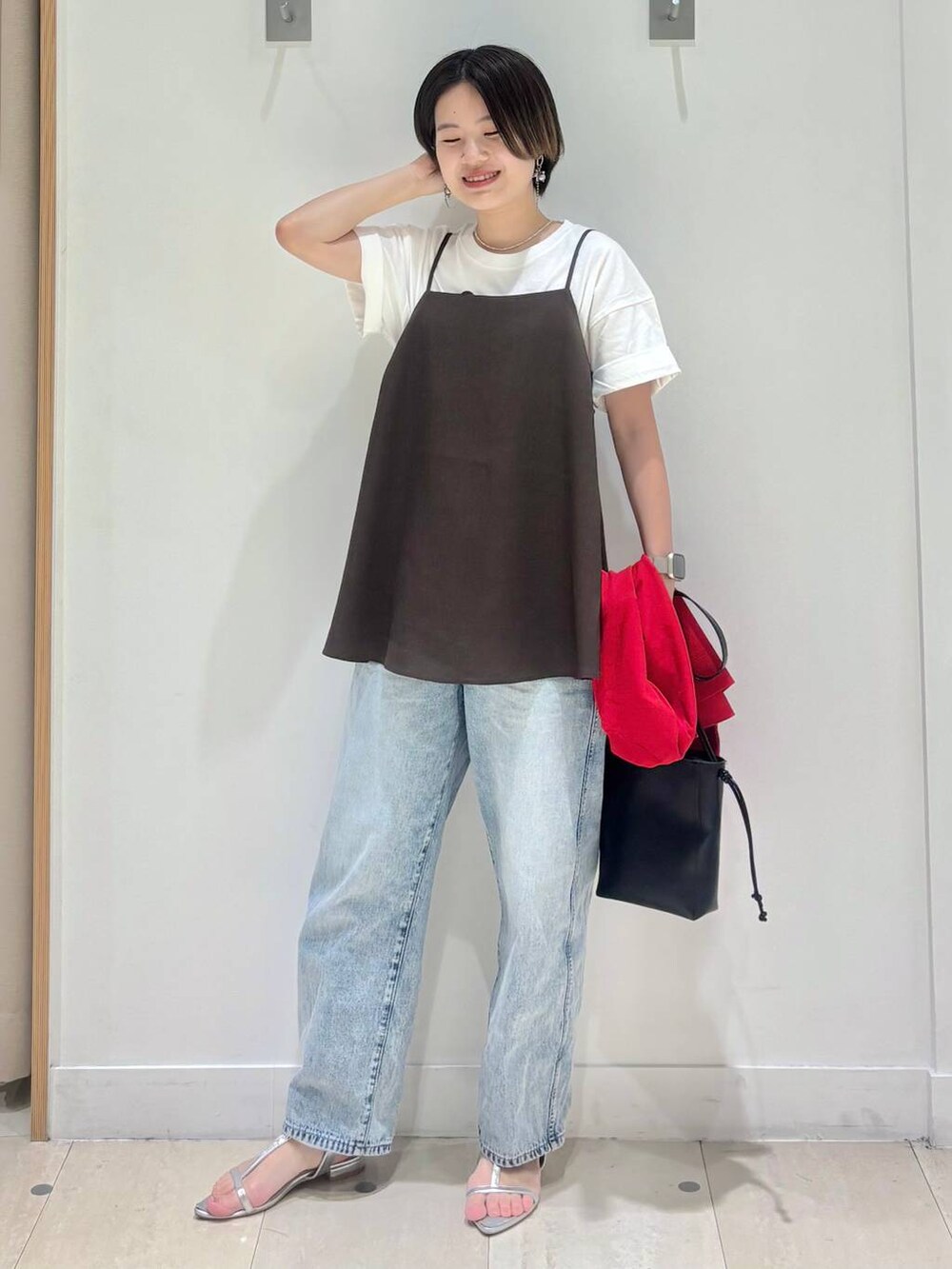 「体型カバー、着痩せ・細見え、カジュアル、ママコーデ、冬コーデ、骨格ウェーブ、ベーシック/シンプル、GLOBAL WORK、シンプルコーデ、大人カジュアル」｜「GLOBAL WORKのGOODデニムバギーパンツ/118365（デニムパンツ、ブルー系）」を使った、しらがさん（レディース・158cm）の夏コーディネートの2枚目の写真