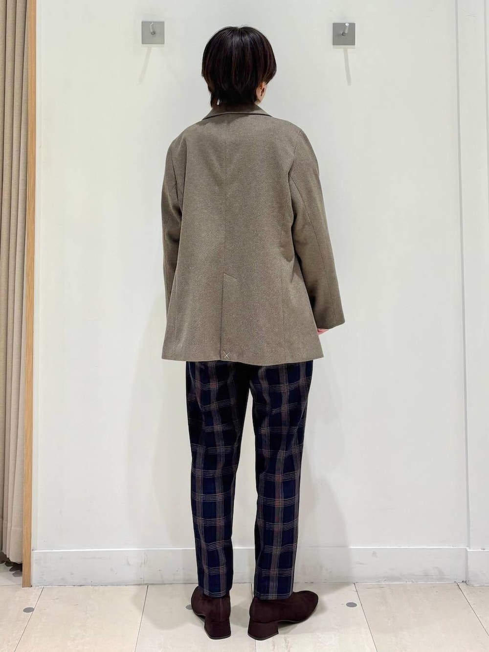 ブルー系のその他パンツ、ホワイト系のTシャツ/カットソー、イエロー系のカーディガン/ボレロを着用したレディースの冬コーディネートの3枚目の写真