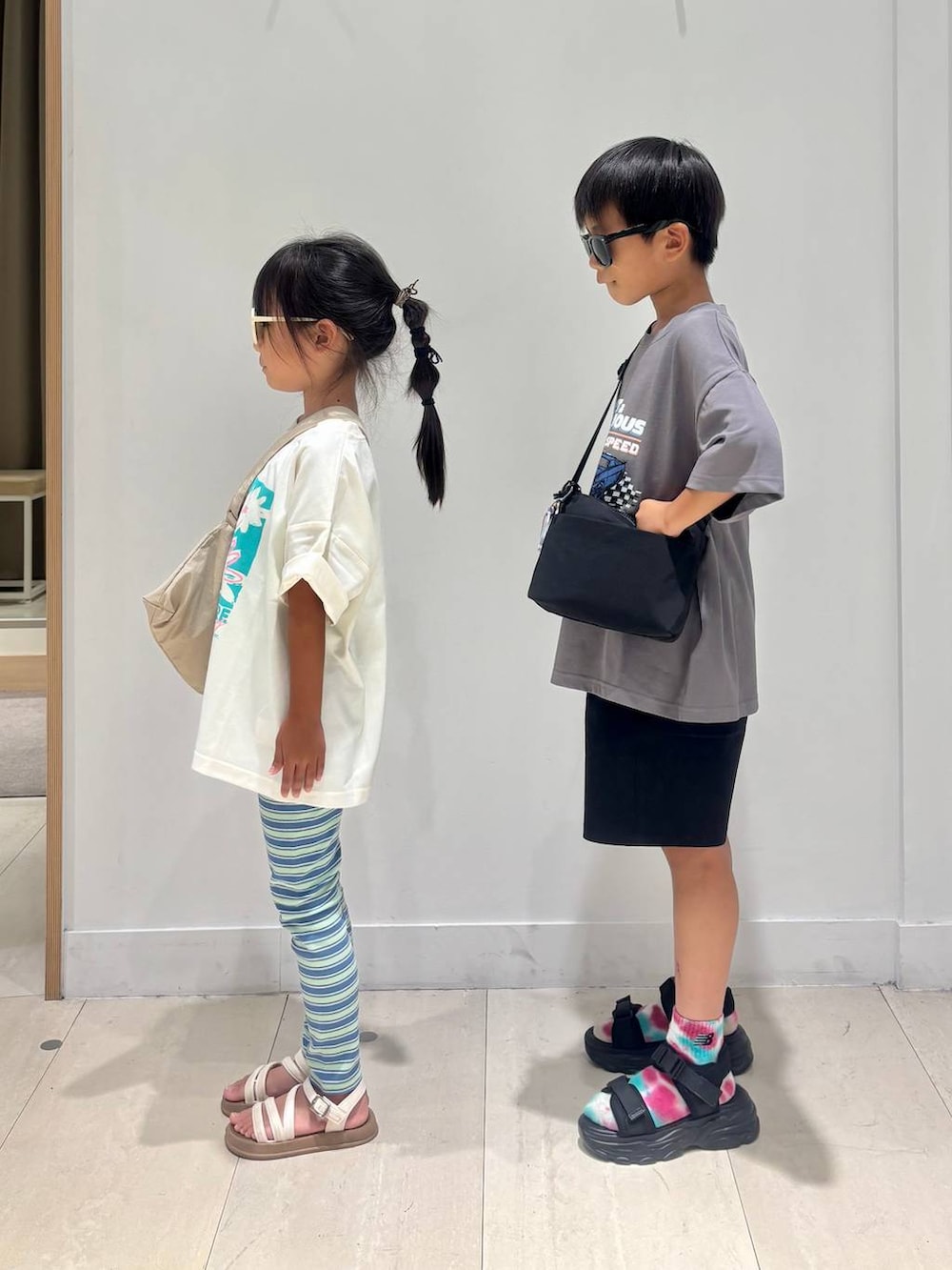 「体型カバー、着痩せ・細見え、GLOBAL WORK、シンプルコーデ、大人カジュアル、カジュアル、ママコーデ、骨格ウェーブ、ベーシック/シンプル、キッズ、キッズ服」｜「GLOBAL WORKのエアかるショーツ/147339（その他パンツ、ブラック系）」を使った、しらがさん（キッズ・124cm）の夏コーディネートの2枚目の写真