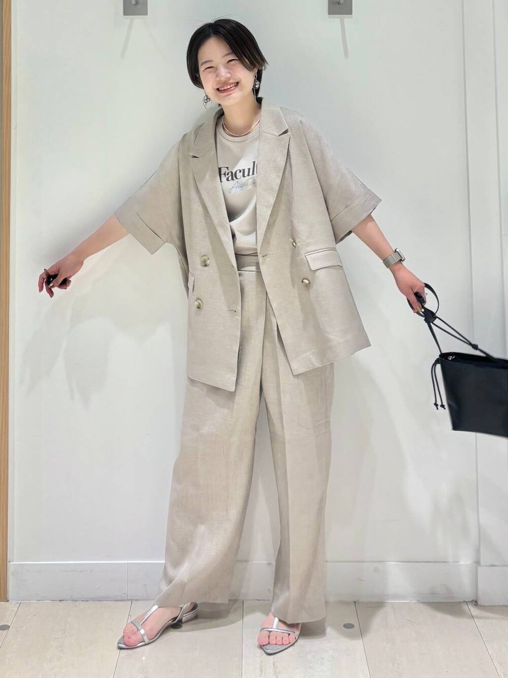 「体型カバー、着痩せ・細見え、カジュアル、ママコーデ、冬コーデ、骨格ウェーブ、ベーシック/シンプル、GLOBAL WORK、シンプルコーデ、大人カジュアル」|「GLOBAL WORKのリッチクリーンプリントT半袖/147640(Tシャツ/カットソー、ベージュ系)」を使った、しらがさん(レディース・158cm)の夏コーディネートの2枚目の写真