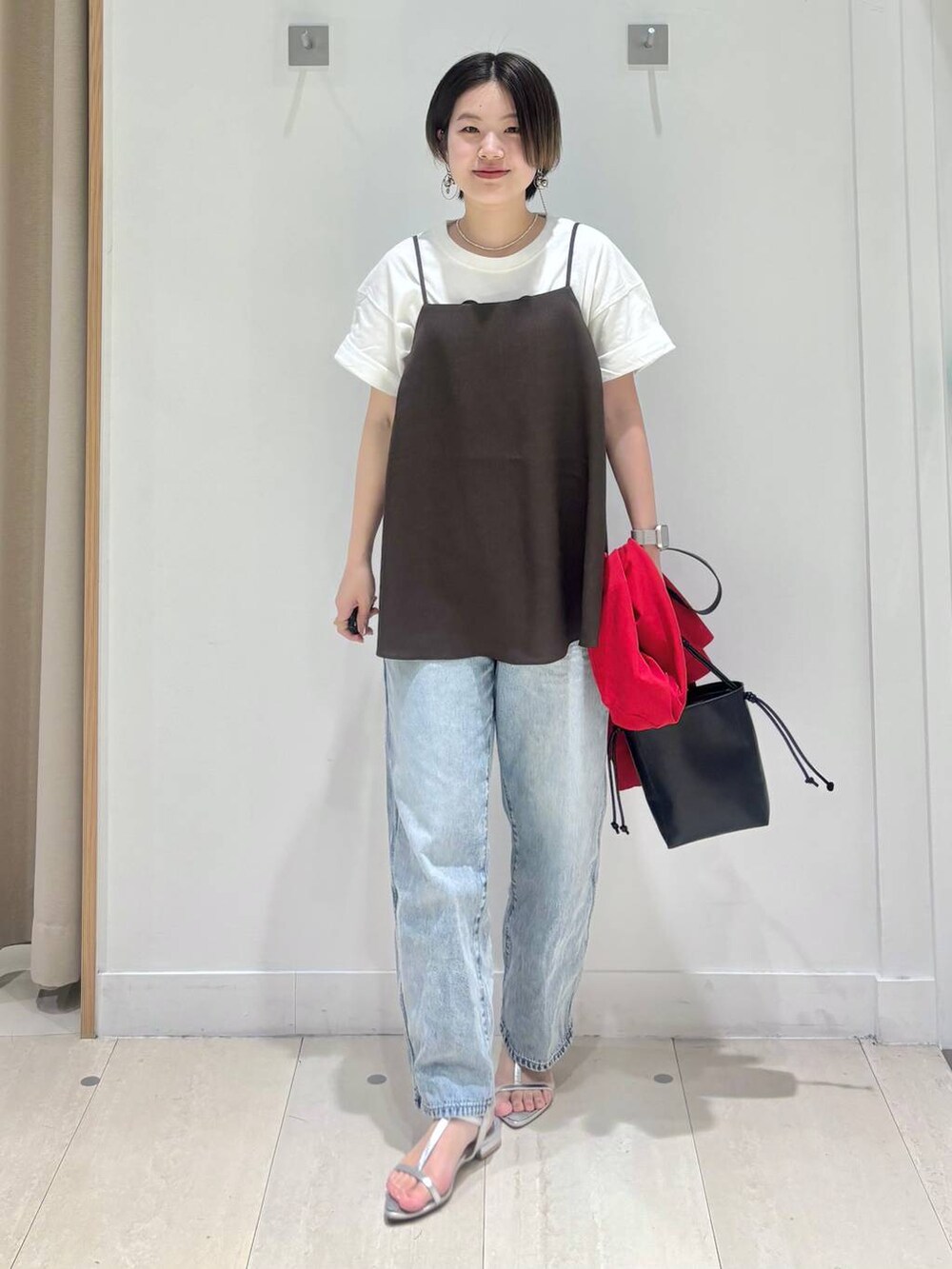 「体型カバー、着痩せ・細見え、カジュアル、ママコーデ、冬コーデ、骨格ウェーブ、ベーシック/シンプル、GLOBAL WORK、シンプルコーデ、大人カジュアル」｜「GLOBAL WORKのGOODデニムバギーパンツ/118365（デニムパンツ、ブルー系）」を使った、しらがさん（レディース・158cm）の夏コーディネートの6枚目の写真