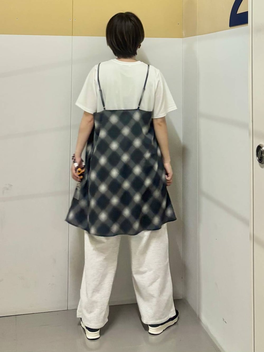 「ママコーデ、体型カバー、着痩せ・細見え、カジュアル、冬コーデ、骨格ウェーブ、ベーシック/シンプル、GLOBAL WORK、シンプルコーデ、大人カジュアル」|「GLOBAL WORKのMATINE LINE/マンテルチェーンネックレス/288867(ネックレス、シルバー系)」を使った、しらがさん(レディース・158cm)の春コーディネートの3枚目の写真