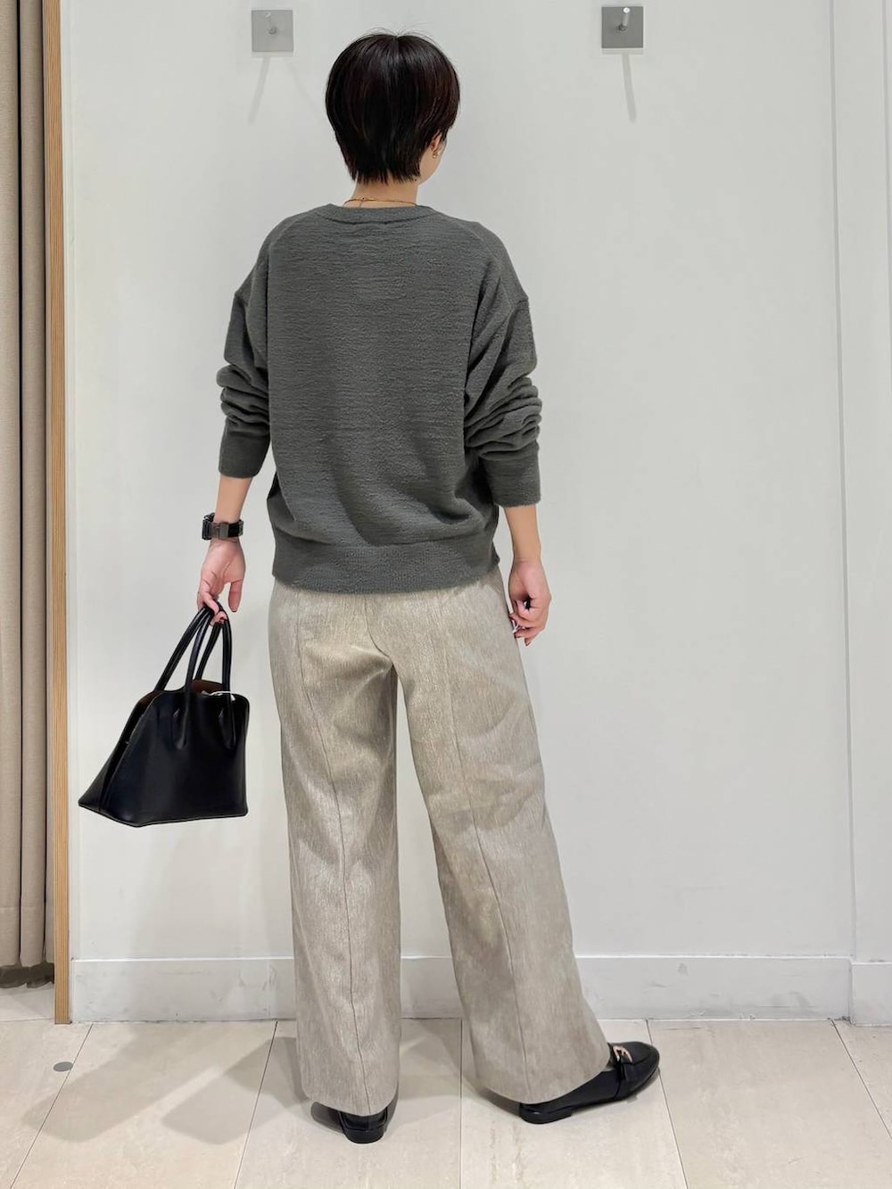 ブラック系のローファー、ブラック系のショルダーバッグ、ベージュ系のその他パンツを着用したレディースの秋コーディネートの3枚目の写真