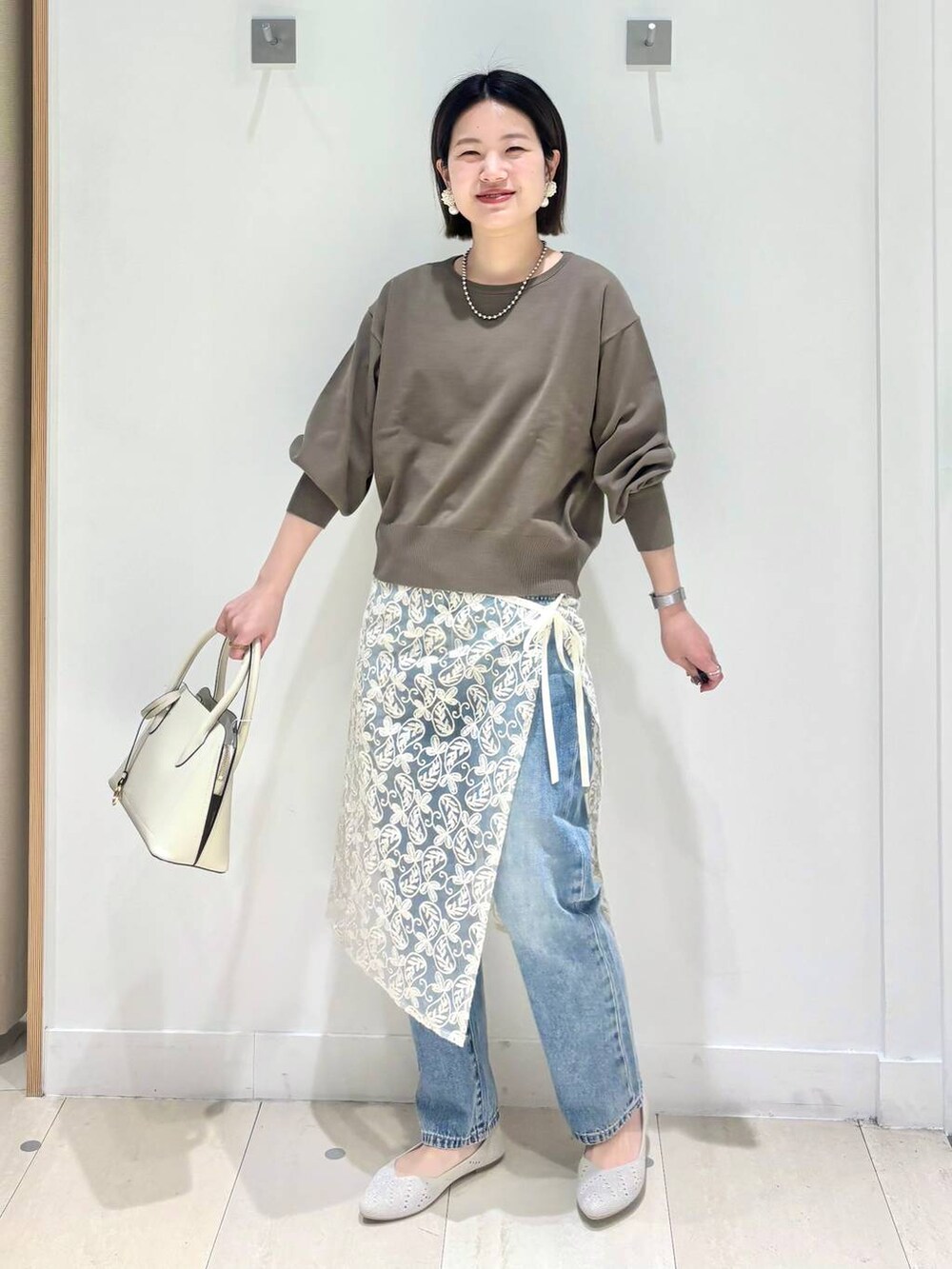 「体型カバー、着痩せ・細見え、カジュアル、ママコーデ、冬コーデ、骨格ウェーブ、ベーシック/シンプル、GLOBAL WORK、シンプルコーデ、大人カジュアル」|「GLOBAL WORKのレースラップベルト/147075(その他小物、ホワイト系)」を使った、しらがさん(レディース・158cm)の春コーディネートの5枚目の写真