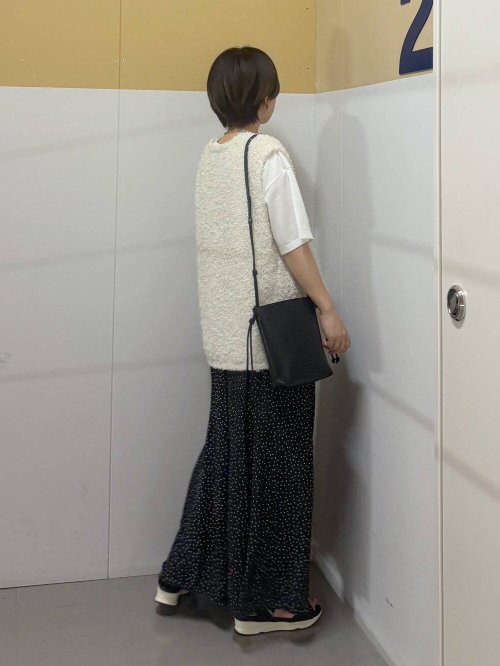 「シンプルコーデ、体型カバー、着痩せ・細見え、カジュアル、ママコーデ、冬コーデ、骨格ウェーブ、ベーシック/シンプル、GLOBAL WORK、大人カジュアル」|「GLOBAL WORKのさらさらリラックスフレアワイドパンツ/147675(その他パンツ、ブラック系)」を使った、しらがさん(レディース・158cm)の春コーディネートの4枚目の写真