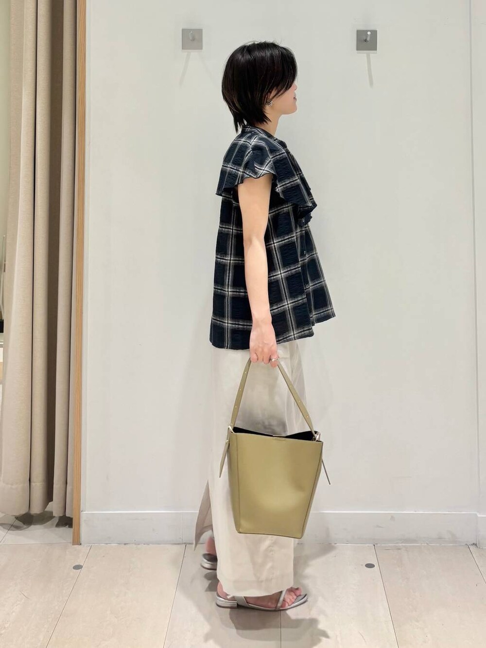 「体型カバー、着痩せ・細見え、カジュアル、ママコーデ、骨格ウェーブ、ベーシック/シンプル、GLOBAL WORK、シンプルコーデ、大人カジュアル」｜「GLOBAL WORKのスペ軽5WAYショルダー/253022（ショルダーバッグ、グリーン系）」を使った、しらがさん（レディース・159cm）の夏コーディネートの5枚目の写真