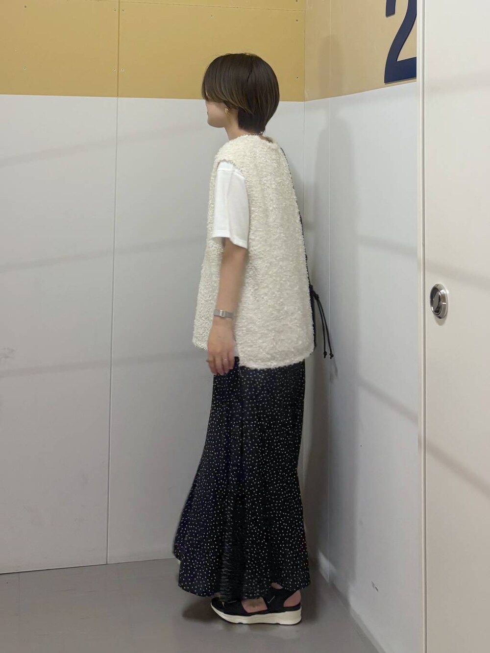 「シンプルコーデ、体型カバー、着痩せ・細見え、カジュアル、ママコーデ、冬コーデ、骨格ウェーブ、ベーシック/シンプル、GLOBAL WORK、大人カジュアル」|「GLOBAL WORKのさらさらリラックスフレアワイドパンツ/147675(その他パンツ、ブラック系)」を使った、しらがさん(レディース・158cm)の春コーディネートの2枚目の写真