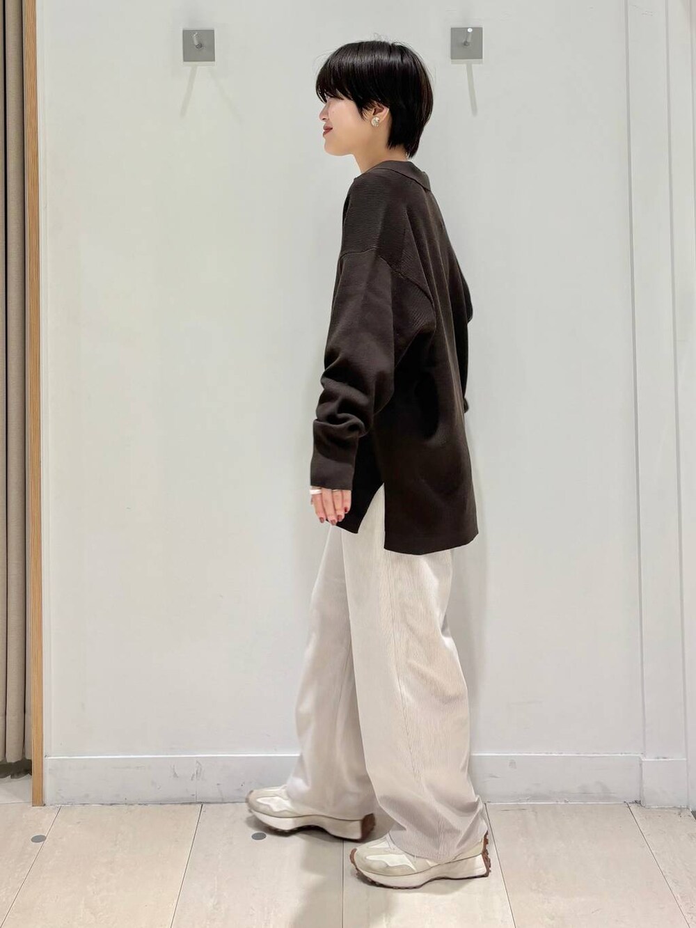 ブラウン系のカーディガン/ボレロ、グレー系のその他パンツ、ブラック系のTシャツ/カットソーを着用したレディースの秋コーディネートの2枚目の写真