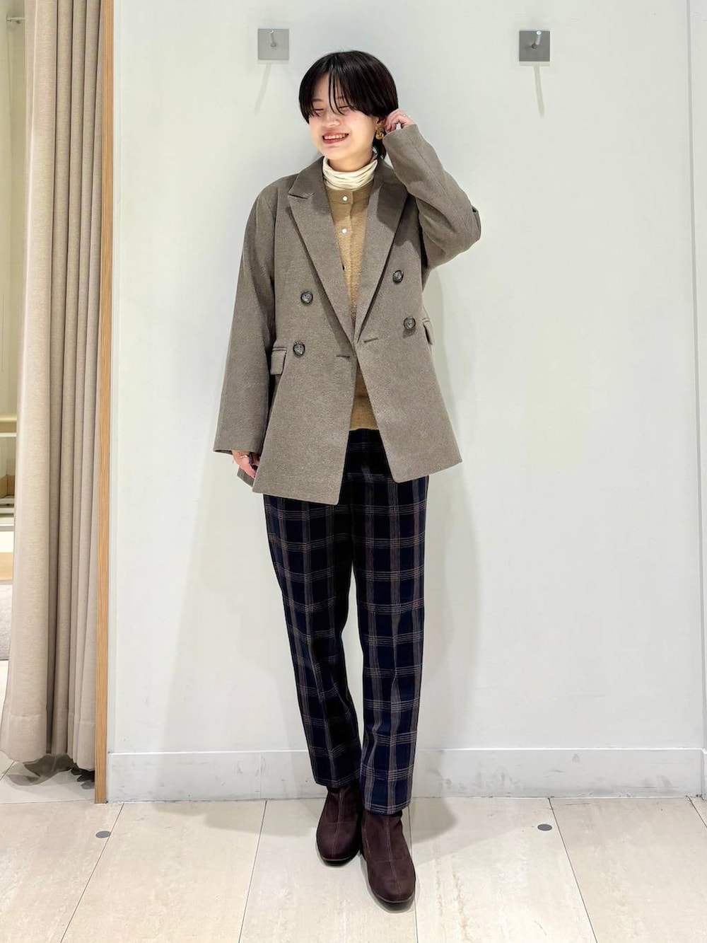 ブルー系のその他パンツ、ホワイト系のTシャツ/カットソー、イエロー系のカーディガン/ボレロを着用したレディースの冬コーディネートの4枚目の写真