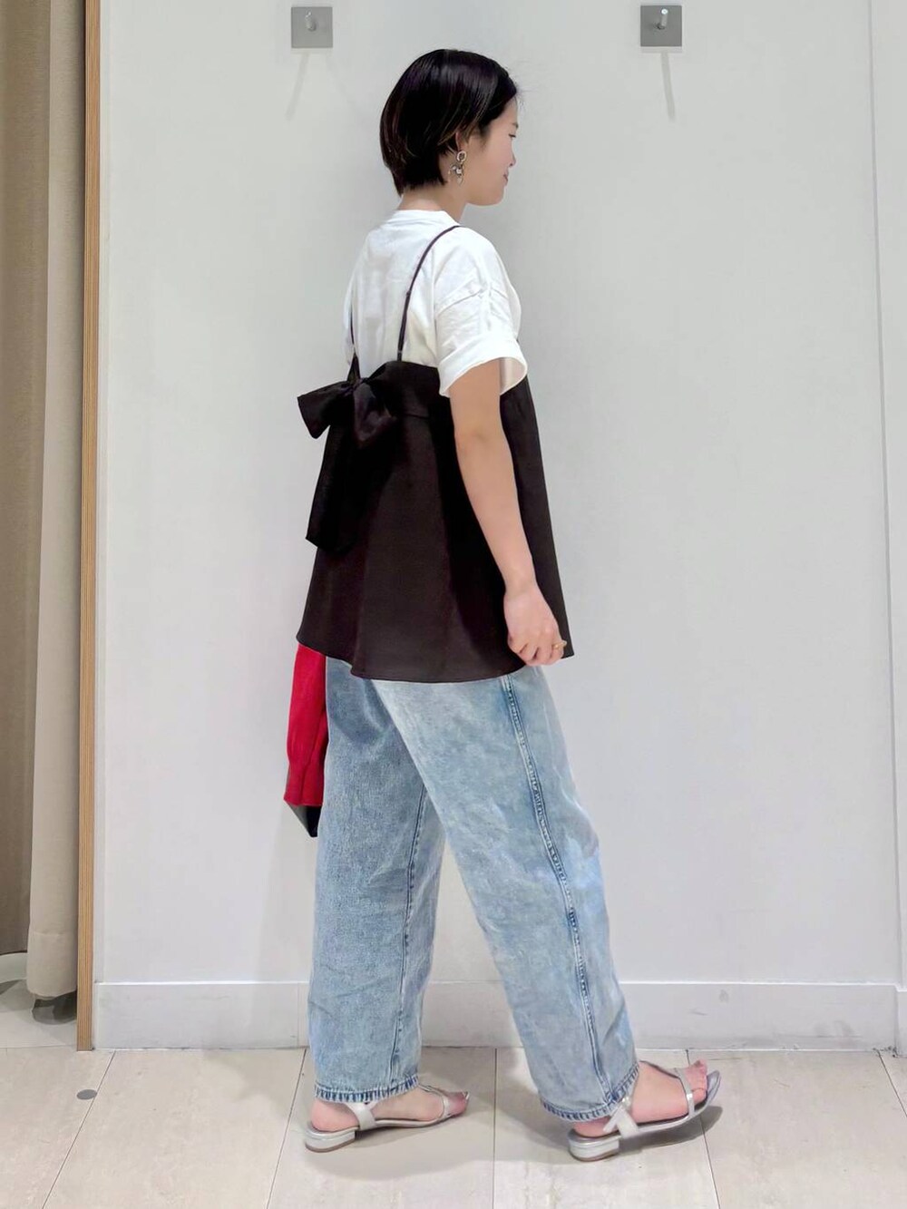 「体型カバー、着痩せ・細見え、カジュアル、ママコーデ、冬コーデ、骨格ウェーブ、ベーシック/シンプル、GLOBAL WORK、シンプルコーデ、大人カジュアル」｜「GLOBAL WORKのGOODデニムバギーパンツ/118365（デニムパンツ、ブルー系）」を使った、しらがさん（レディース・158cm）の夏コーディネートの5枚目の写真