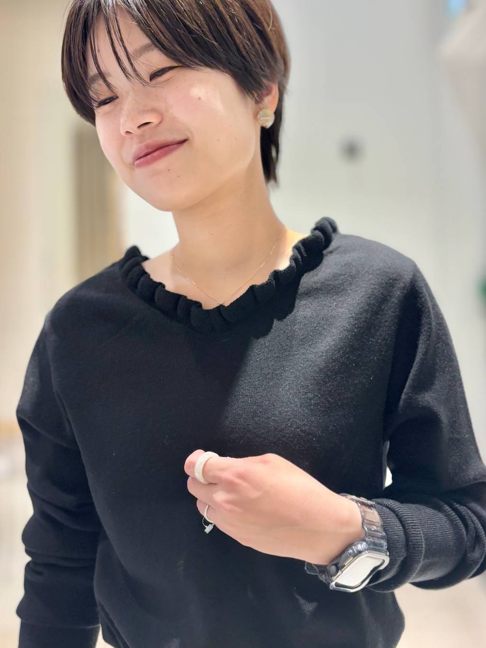 ブラック系のローファー、ブルー系のデニムパンツ、ブラック系のニット/セーターを着用したレディースの秋コーディネートの2枚目の写真