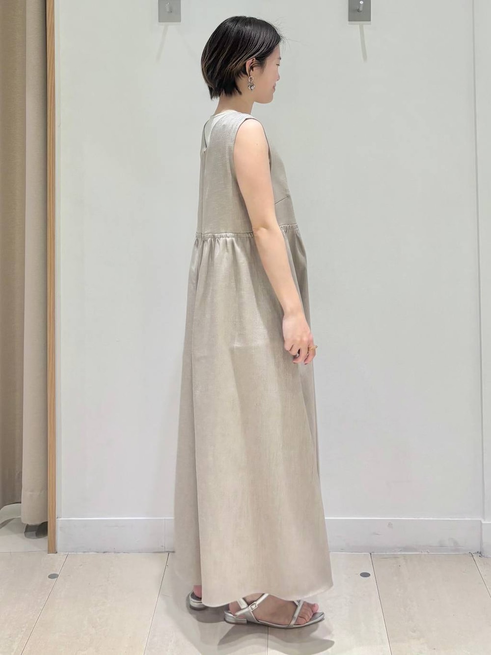 「体型カバー、着痩せ・細見え、カジュアル、ママコーデ、冬コーデ、骨格ウェーブ、ベーシック/シンプル、GLOBAL WORK、シンプルコーデ、大人カジュアル」|「GLOBAL WORKのスペ軽お財布ショルダー/132336(ショルダーバッグ、ホワイト系)」を使った、しらがさん(レディース・158cm)の夏コーディネートの4枚目の写真