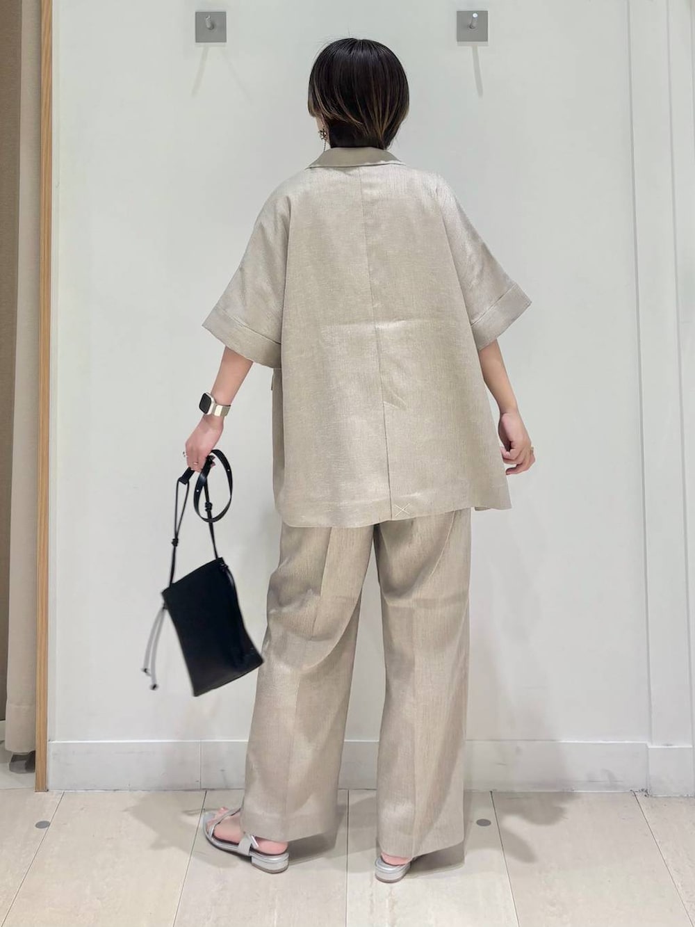 「体型カバー、着痩せ・細見え、カジュアル、ママコーデ、冬コーデ、骨格ウェーブ、ベーシック/シンプル、GLOBAL WORK、シンプルコーデ、大人カジュアル」|「GLOBAL WORKのリッチクリーンプリントT半袖/147640(Tシャツ/カットソー、ベージュ系)」を使った、しらがさん(レディース・158cm)の夏コーディネートの4枚目の写真