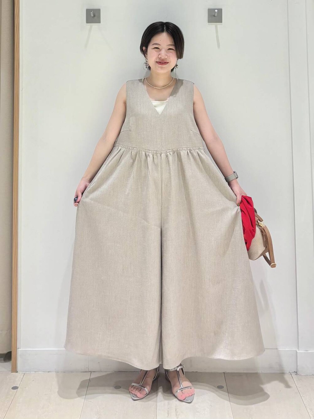 「体型カバー、着痩せ・細見え、カジュアル、ママコーデ、冬コーデ、骨格ウェーブ、ベーシック/シンプル、GLOBAL WORK、シンプルコーデ、大人カジュアル」|「GLOBAL WORKのスペ軽お財布ショルダー/132336(ショルダーバッグ、ホワイト系)」を使った、しらがさん(レディース・158cm)の夏コーディネートの5枚目の写真