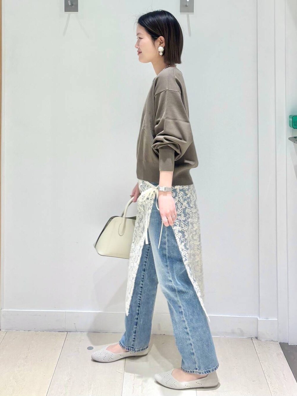 「体型カバー、着痩せ・細見え、カジュアル、ママコーデ、冬コーデ、骨格ウェーブ、ベーシック/シンプル、GLOBAL WORK、シンプルコーデ、大人カジュアル」|「GLOBAL WORKのレースラップベルト/147075(その他小物、ホワイト系)」を使った、しらがさん(レディース・158cm)の春コーディネートの4枚目の写真