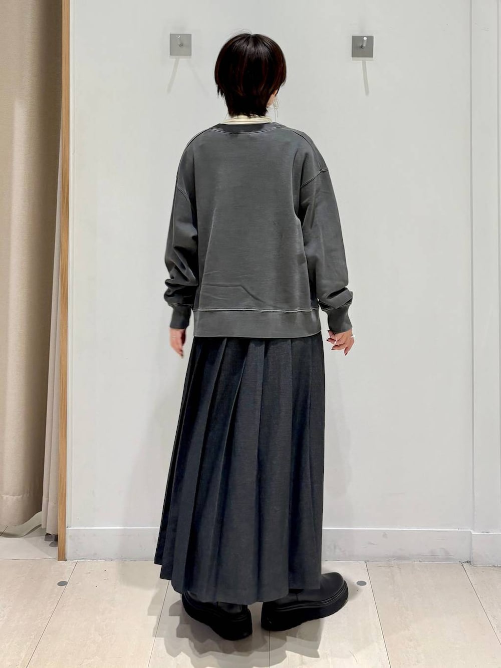 ホワイト系のTシャツ/カットソー、グレー系のスカート、グレー系のスウェットを着用したレディースの秋コーディネートの4枚目の写真