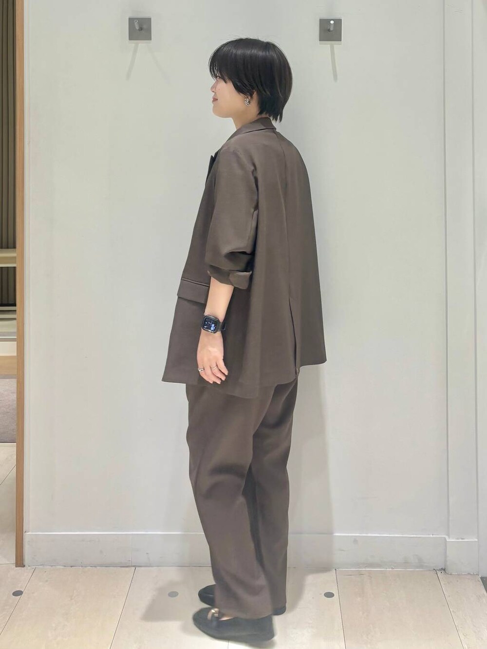 「体型カバー、着痩せ・細見え、カジュアル、ママコーデ、骨格ウェーブ、ベーシック/シンプル、GLOBAL WORK、シンプルコーデ、大人カジュアル、MATINEE LINE」|「GLOBAL WORKのApple Watch UNISEXクリアバンド/118492(デジタル腕時計、ブラック系)」を使った、しらがさん(レディース・159cm)の夏コーディネートの2枚目の写真