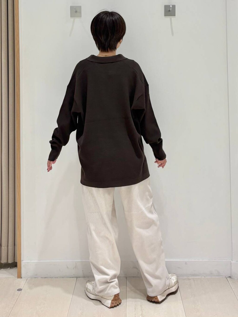 ブラウン系のカーディガン/ボレロ、グレー系のその他パンツ、ブラック系のTシャツ/カットソーを着用したレディースの秋コーディネートの3枚目の写真