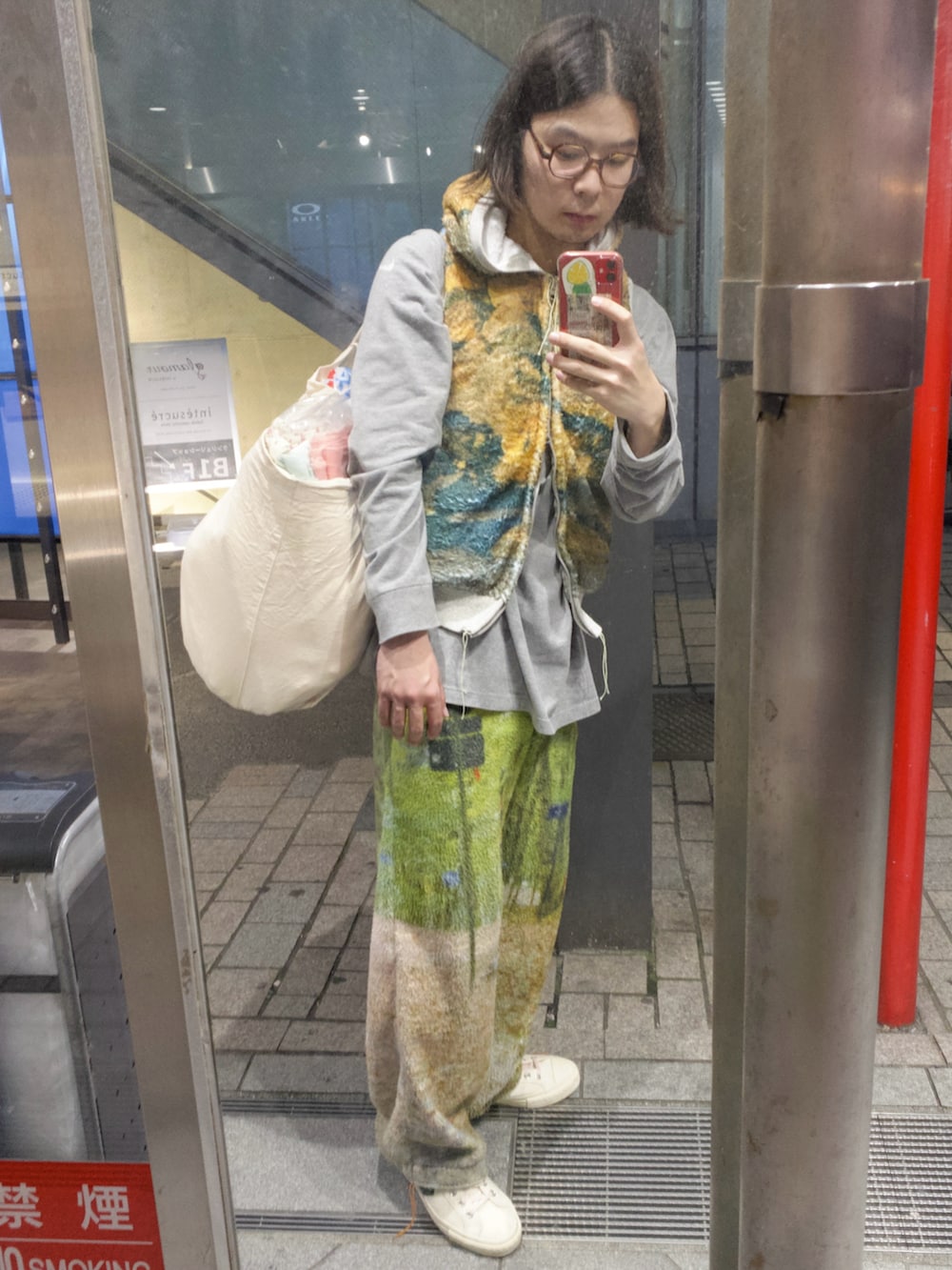 ブラウン系のメガネを着用したメンズの秋コーディネートの2枚目の写真