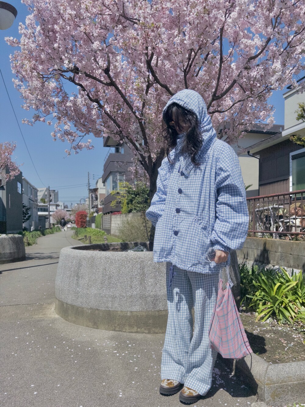 ブラウン系のメガネを着用したメンズの春コーディネートの2枚目の写真