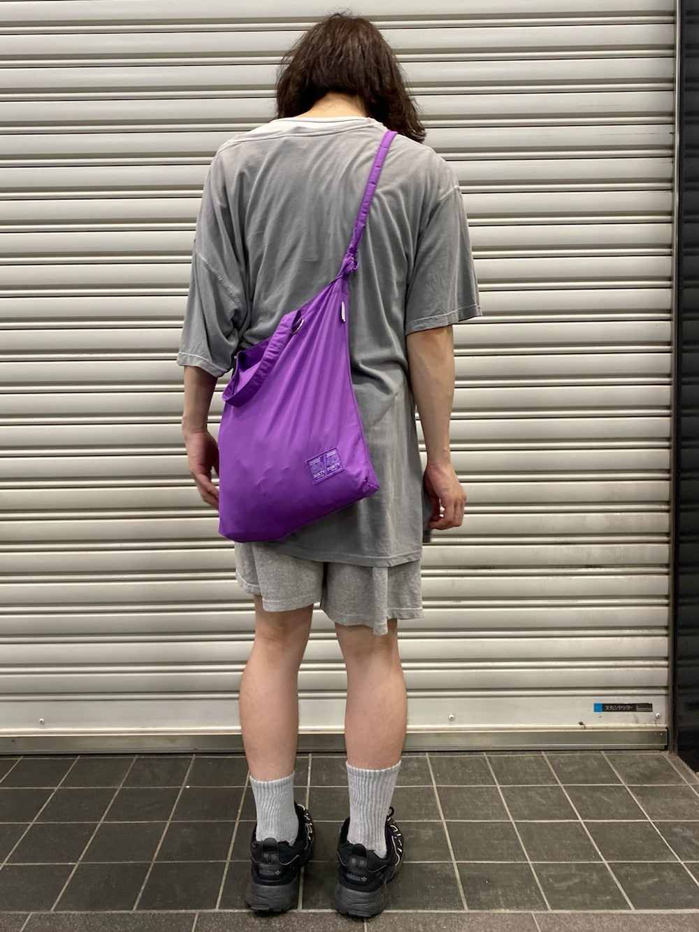 ブラウン系のメガネを着用したメンズの秋コーディネートの2枚目の写真