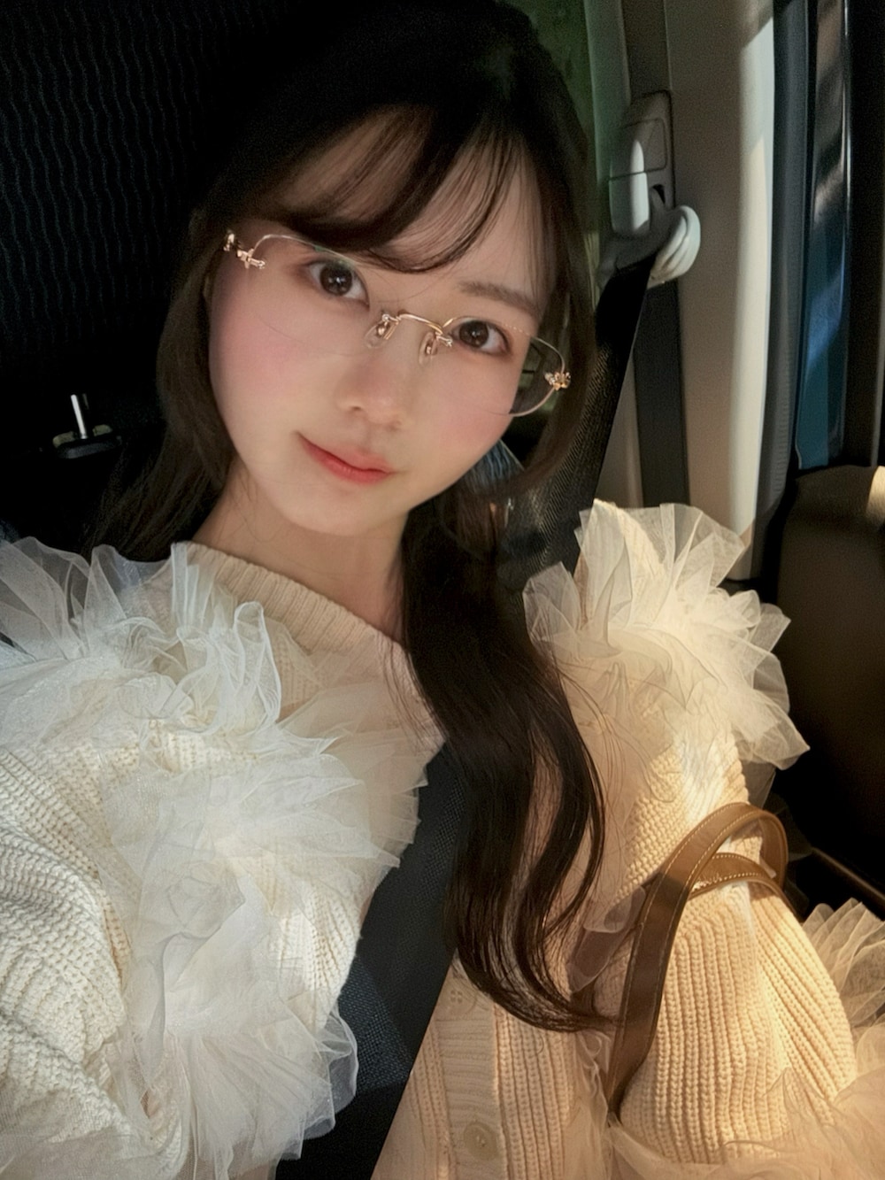 ピンク系のカーディガン/ボレロ、ピンク系のメガネを着用したレディースの春コーディネートの4枚目の写真