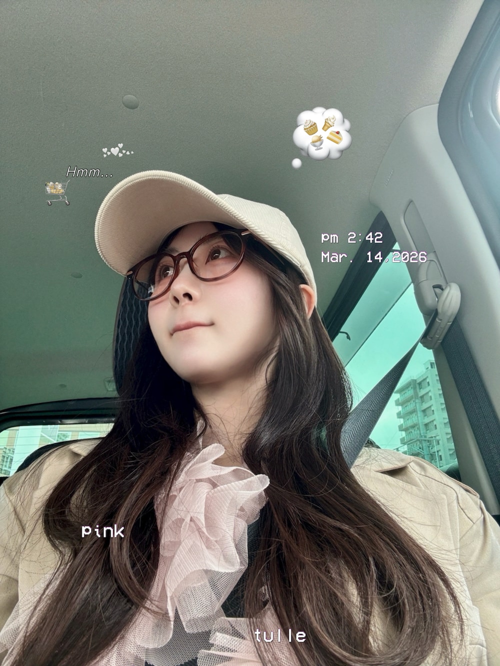 ピンク系のシャツ/ブラウス、ベージュ系のワンピース、ブラウン系のショルダーバッグを着用したレディースの春コーディネートの4枚目の写真