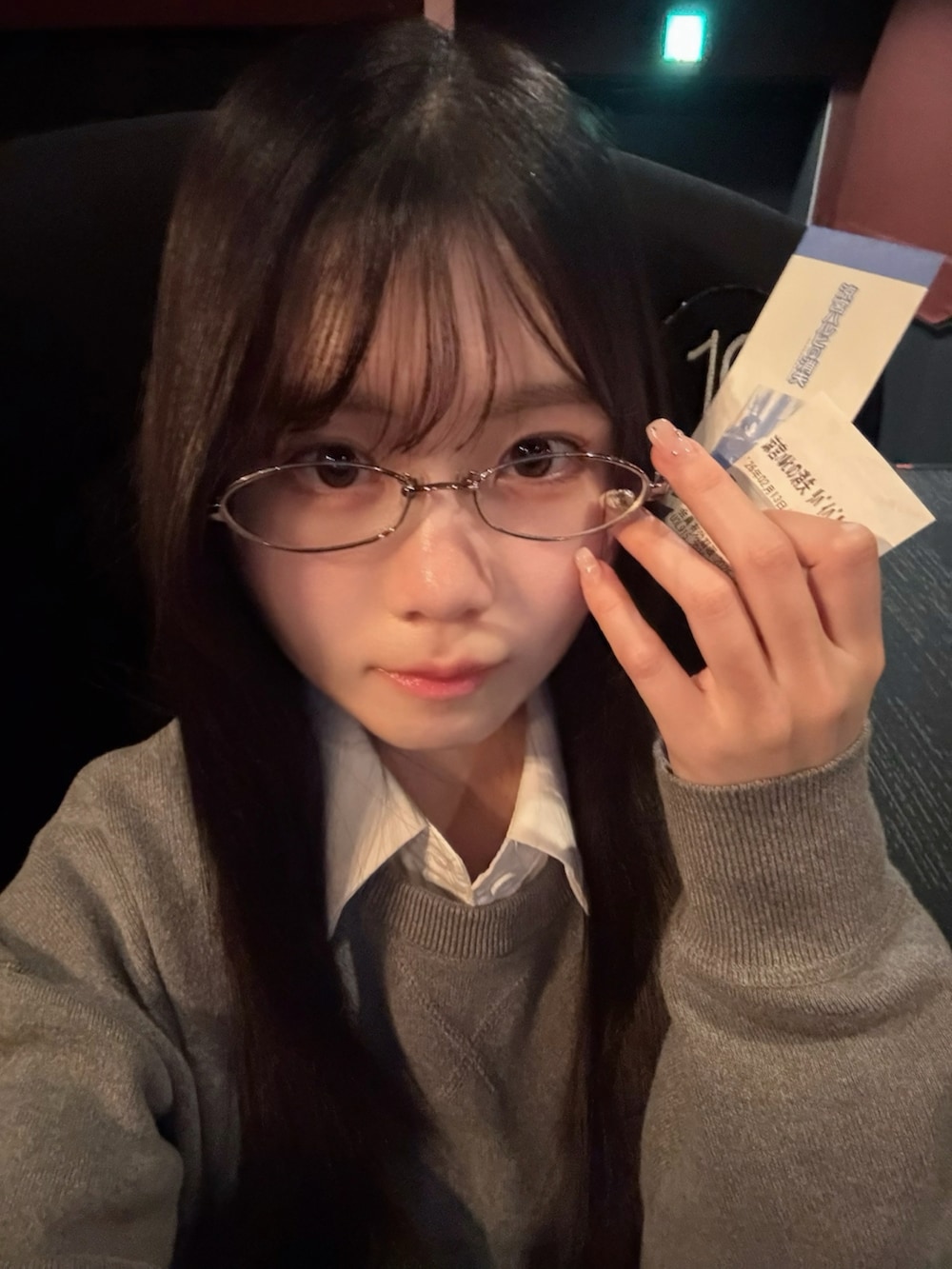 ブルー系のダッフルコートを着用したレディースの冬コーディネートの5枚目の写真