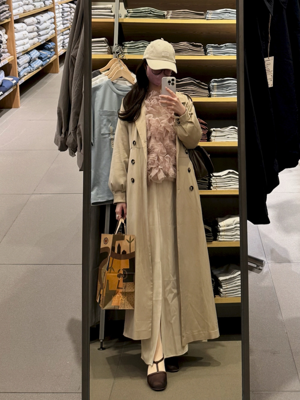 ピンク系のシャツ/ブラウス、ベージュ系のワンピース、ブラウン系のショルダーバッグを着用したレディースの春コーディネートの3枚目の写真