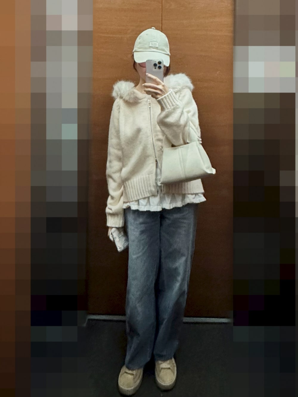 ホワイト系のニット/セーターを着用したレディースの春コーディネートの2枚目の写真