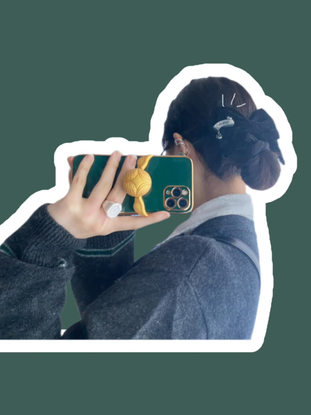 ホワイト系のショルダーバッグ、ブラック系のローファー、ホワイト系のその他を着用したレディースの秋コーディネートの4枚目の写真