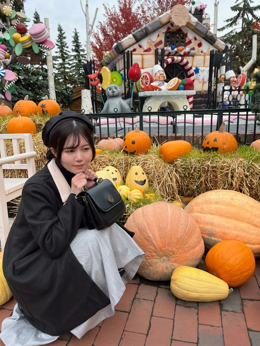 ブラック系のハンドバッグ、グレー系のワンピースを着用したレディースの秋コーディネートの5枚目の写真
