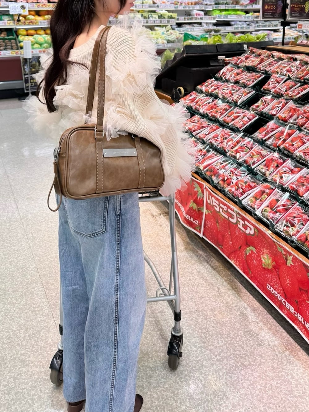 ピンク系のカーディガン/ボレロ、ピンク系のメガネを着用したレディースの春コーディネートの3枚目の写真