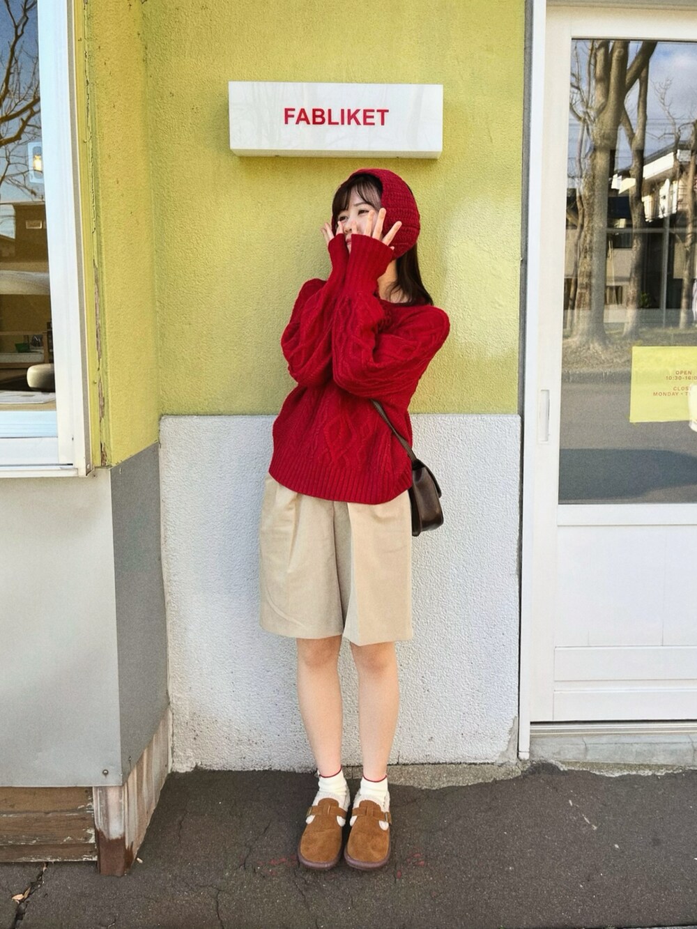 「ニット、秋、秋コーデ、秋のコーデ、秋服、赤ニット、低身長コーデ、低身長、ハーフパンツ、パンツコーデ、ootd、イヤーマフ、韓国ファッション、カジュアル、最近のいい感じコーデ」｜「lit.linkのアイテム（その他、ホワイト系）」を使った、寝々さん（レディース・153cm）の秋コーディネートの2枚目の写真