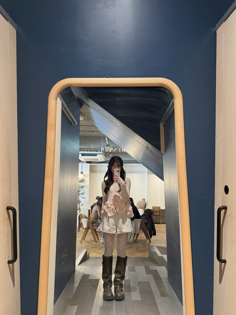 ピンク系のトップスを着用したレディースの春コーディネートの3枚目の写真